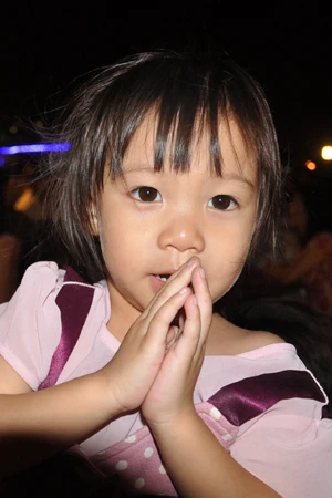 Một em bé Thái chào du khách.