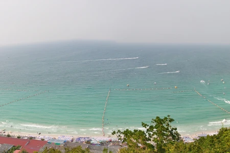 Bãi biển Samae, đảo Ko Lahn, Pattaya nhìn từ trên cao.