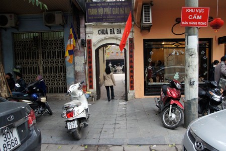 Phía sau cánh cổng khiêm tốn ở số 3 phố Nhà Thờ là một ngôi chùa đã có gần 1.000 năm tuổi: chùa Bá Đá. Theo tương truyền, chùa Bà Đá còn có tên Linh Quang tự hay Sùng Khánh tự, được thành lập từ năm Bính Thân (1056). Ngày nay chùa Bà Đá là ngôi chùa cổ nhất trong khu vực phố cổ đồng thời cũng nằm gần hồ Hoàn Kiếm nhất. Trụ sở chính Thành hội Phật giáo Hà Nội được đặt tại chùa. Trong chùa Bà Đá còn có Trường Trung cấp Phật học Hà Nội. Hằng năm, các buổi lễ của Thành hội Phật giáo Hà Nội được tổ chức tại đây. Ngày 5/1/1946, Chủ tịch Hồ Chí Minh có đến thăm chùa Bà Đá và nói chuyện với Tăng Ni, Phật tử. Trong cuộc gặp, Bác đã nói: "Việc Phật không xa rời việc thế gian, phải tham gia vào các công việc cách mạng, cứu đói, cứu dốt". Cách chùa Bà Đá khoảng 100m là chùa Lý Triều Quốc Sư, tọa lạc ở số 50 phố Lý Quốc Sư. Chùa được lập vào năm 1131 theo lệnh của vua Lý Thần Tông và mang tên Lý Triều Quốc Sư là tên của Thiền sư Minh Không (1066-1141), người đã chữa khỏi bệnh cho vua Lý Thần Tông năm 1138. Qua nhiều năm tháng đầy biến động của Thăng Long - Hà Nội, chùa Lý Triều Quốc Sư vẫn bảo tồn được di vật có giá trị lịch sử và nghệ thuật, tiêu biểu là cột trụ đá trước sân, trên đỉnh nóc an trí tượng Bồ tát Quán Thế Âm có niên đại thời Hậu Lê. Từ phố Lý Quốc Sư rẽ sang phố Hàng Bông và đi tiếp đến đầu phố Đường Thành, tại nhà số 73 là một ngôi chùa mà sự tồn tại của nó không nhiều người Hà Nội biết đến: chùa Kim Cổ. Chùa là nơi thờ thờ bà chúa Tấm - tên gọi thân thiết mà người dân dành gọi cho bà Nguyên phi Ỷ Lan tài sắc vẹn toàn. Chùa Kim Cổ cũng là một trong Thăng Long tứ quán của kinh thành xưa. Chùa Kim Cổ vốn là một quần thể kiến trúc có quy mô lớn, nhưng sau nhiều biến động lịch sử cùng sự xâm lấn của các hộ dân cư, diện tích chùa ngày nay chỉ còn gói gọn trong vài chục mét vuông. Tuy vậy, bước vào trong chùa, khách thập phương vẫn có thể cảm nhận được không khí trang nghiêm trước những ban thờ chỉnh tề nghi ngút khói hương. Toạ lạc ở số nhà 44 phố Hàng Vải, chùa chùa Thái Cam nằm cách chùa Kim Cổ khoảng 5 phút đi bộ. Theo văn bia, chùa Thái Cam được xây dựng vào năm Minh Mệnh thứ 3 (1822). Tên gốc của chùa là Tân Khai linh tự, song đã từ lâu nhân dân ở đây gọi là chùa Thái Cam vì trong chùa ngày trước có một cái giếng cổ nước rất thơm ngọt, gọi là giếng Thái Cam. Nằm cùng trục phố với chùa Thái Cam là chùa Pháp Bảo Tạng (số 44 Hàng Cót). Đây là một trong những ngôi chùa “trẻ” nhất của Hà Nội, được xây dựng trong những năm Pháp tạm chiếm (1948-1954) để bảo vệ những bản mộc in kinh Phật. Từ Hàng Cót, đâm thẳng Hàng Chai ra Hàng Lược sẽ đến chùa Vĩnh Trù, nằm ở số 59 phố Hàng Lược. Chùa ra đời từ khoảng thế kỷ 19, nằm ngay giữa chợ hoa Hàng Lược nên mỗi ngày xuân đến, trước cổng chùa lại tái hiện cảnh trên trăm hoa khoe sắc, người mua kẻ bán nhộn nhịp… Từ thời Pháp thuộc, nhiều hộ dân lấn chiếm diện tích, sinh sống ngay trong khuôn viên chùa. Tình trạng này kéo dài đến ngày nay nên không có gì ngạc nhiên trước cảnh chung đụng giữa các hộ dân với nhà chùa. Từ Hàng Lược rẽ sang phía chợ Đông Xuân một đoạn sẽ đến chùa Huyền Thiên ở số 54 phố Hàng Khoai. Chùa được khởi dựng vào thời Lý, cùng với chùa Kim Cổ là một trong tứ quán của kinh thành Thăng Long xưa. Ngày nay chùa nằm đối diện với chợ Đồng Xuân, một khu buôn bán lớn bậc nhất Hà Nội. Nhìn từ phía ngoài, chùa Huyền Thiên như bị chìm lấp bởi cảnh chợ búa tấp nập, huyên náo. Nhưng bước vào bên trong chùa, khách thập phương có thể sẽ ngạc nhiên trước một khoảng không gian hoàn toàn trái ngược, mang vẻ đẹp thanh tịnh của một ngôi chùa cổ kính. Rời chùa Huyền Thiên, đi dọc trục chính của phố cổ, cổng chùa Cầu Đông hiện ra ở số nhà 38 phố Hàng Đường. Chùa được xây dựng trước thế kỷ 15, mang tên Cầu Đông vì thời xưa chùa xây gần cầu Đông, cây cầu bắc qua sông Tô Lịch, chảy từ sông Hồng vào khu vực phố thị. Cũng như chùa Huyền Thiên, đối lập vởi cánh buôn bán nhộn nhịp bên ngoài, không gian bên trong chùa Cầu Đông rất thoáng đãng, thanh tịnh. Bước qua cổng chùa, khách thập phương có cảm giác như đã bước sang một thế giới hoàn toàn khác… Những ngôi chùa trong phố cổ