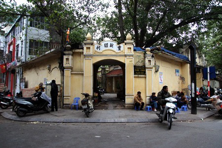 Phía sau cánh cổng khiêm tốn ở số 3 phố Nhà Thờ là một ngôi chùa đã có gần 1.000 năm tuổi: chùa Bá Đá. Theo tương truyền, chùa Bà Đá còn có tên Linh Quang tự hay Sùng Khánh tự, được thành lập từ năm Bính Thân (1056). Ngày nay chùa Bà Đá là ngôi chùa cổ nhất trong khu vực phố cổ đồng thời cũng nằm gần hồ Hoàn Kiếm nhất. Trụ sở chính Thành hội Phật giáo Hà Nội được đặt tại chùa. Trong chùa Bà Đá còn có Trường Trung cấp Phật học Hà Nội. Hằng năm, các buổi lễ của Thành hội Phật giáo Hà Nội được tổ chức tại đây. Ngày 5/1/1946, Chủ tịch Hồ Chí Minh có đến thăm chùa Bà Đá và nói chuyện với Tăng Ni, Phật tử. Trong cuộc gặp, Bác đã nói: "Việc Phật không xa rời việc thế gian, phải tham gia vào các công việc cách mạng, cứu đói, cứu dốt". Cách chùa Bà Đá khoảng 100m là chùa Lý Triều Quốc Sư, tọa lạc ở số 50 phố Lý Quốc Sư. Chùa được lập vào năm 1131 theo lệnh của vua Lý Thần Tông và mang tên Lý Triều Quốc Sư là tên của Thiền sư Minh Không (1066-1141), người đã chữa khỏi bệnh cho vua Lý Thần Tông năm 1138. Qua nhiều năm tháng đầy biến động của Thăng Long - Hà Nội, chùa Lý Triều Quốc Sư vẫn bảo tồn được di vật có giá trị lịch sử và nghệ thuật, tiêu biểu là cột trụ đá trước sân, trên đỉnh nóc an trí tượng Bồ tát Quán Thế Âm có niên đại thời Hậu Lê. Từ phố Lý Quốc Sư rẽ sang phố Hàng Bông và đi tiếp đến đầu phố Đường Thành, tại nhà số 73 là một ngôi chùa mà sự tồn tại của nó không nhiều người Hà Nội biết đến: chùa Kim Cổ. Chùa là nơi thờ thờ bà chúa Tấm - tên gọi thân thiết mà người dân dành gọi cho bà Nguyên phi Ỷ Lan tài sắc vẹn toàn. Chùa Kim Cổ cũng là một trong Thăng Long tứ quán của kinh thành xưa. Chùa Kim Cổ vốn là một quần thể kiến trúc có quy mô lớn, nhưng sau nhiều biến động lịch sử cùng sự xâm lấn của các hộ dân cư, diện tích chùa ngày nay chỉ còn gói gọn trong vài chục mét vuông. Tuy vậy, bước vào trong chùa, khách thập phương vẫn có thể cảm nhận được không khí trang nghiêm trước những ban thờ chỉnh tề nghi ngút khói hương. Toạ lạc ở số nhà 44 phố Hàng Vải, chùa chùa Thái Cam nằm cách chùa Kim Cổ khoảng 5 phút đi bộ. Theo văn bia, chùa Thái Cam được xây dựng vào năm Minh Mệnh thứ 3 (1822). Tên gốc của chùa là Tân Khai linh tự, song đã từ lâu nhân dân ở đây gọi là chùa Thái Cam vì trong chùa ngày trước có một cái giếng cổ nước rất thơm ngọt, gọi là giếng Thái Cam. Nằm cùng trục phố với chùa Thái Cam là chùa Pháp Bảo Tạng (số 44 Hàng Cót). Đây là một trong những ngôi chùa “trẻ” nhất của Hà Nội, được xây dựng trong những năm Pháp tạm chiếm (1948-1954) để bảo vệ những bản mộc in kinh Phật. Từ Hàng Cót, đâm thẳng Hàng Chai ra Hàng Lược sẽ đến chùa Vĩnh Trù, nằm ở số 59 phố Hàng Lược. Chùa ra đời từ khoảng thế kỷ 19, nằm ngay giữa chợ hoa Hàng Lược nên mỗi ngày xuân đến, trước cổng chùa lại tái hiện cảnh trên trăm hoa khoe sắc, người mua kẻ bán nhộn nhịp… Từ thời Pháp thuộc, nhiều hộ dân lấn chiếm diện tích, sinh sống ngay trong khuôn viên chùa. Tình trạng này kéo dài đến ngày nay nên không có gì ngạc nhiên trước cảnh chung đụng giữa các hộ dân với nhà chùa. Từ Hàng Lược rẽ sang phía chợ Đông Xuân một đoạn sẽ đến chùa Huyền Thiên ở số 54 phố Hàng Khoai. Chùa được khởi dựng vào thời Lý, cùng với chùa Kim Cổ là một trong tứ quán của kinh thành Thăng Long xưa. Ngày nay chùa nằm đối diện với chợ Đồng Xuân, một khu buôn bán lớn bậc nhất Hà Nội. Nhìn từ phía ngoài, chùa Huyền Thiên như bị chìm lấp bởi cảnh chợ búa tấp nập, huyên náo. Nhưng bước vào bên trong chùa, khách thập phương có thể sẽ ngạc nhiên trước một khoảng không gian hoàn toàn trái ngược, mang vẻ đẹp thanh tịnh của một ngôi chùa cổ kính. Rời chùa Huyền Thiên, đi dọc trục chính của phố cổ, cổng chùa Cầu Đông hiện ra ở số nhà 38 phố Hàng Đường. Chùa được xây dựng trước thế kỷ 15, mang tên Cầu Đông vì thời xưa chùa xây gần cầu Đông, cây cầu bắc qua sông Tô Lịch, chảy từ sông Hồng vào khu vực phố thị. Cũng như chùa Huyền Thiên, đối lập vởi cánh buôn bán nhộn nhịp bên ngoài, không gian bên trong chùa Cầu Đông rất thoáng đãng, thanh tịnh. Bước qua cổng chùa, khách thập phương có cảm giác như đã bước sang một thế giới hoàn toàn khác… Những ngôi chùa trong phố cổ