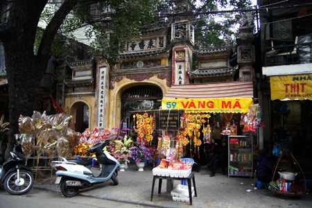 Phía sau cánh cổng khiêm tốn ở số 3 phố Nhà Thờ là một ngôi chùa đã có gần 1.000 năm tuổi: chùa Bá Đá. Theo tương truyền, chùa Bà Đá còn có tên Linh Quang tự hay Sùng Khánh tự, được thành lập từ năm Bính Thân (1056). Ngày nay chùa Bà Đá là ngôi chùa cổ nhất trong khu vực phố cổ đồng thời cũng nằm gần hồ Hoàn Kiếm nhất. Trụ sở chính Thành hội Phật giáo Hà Nội được đặt tại chùa. Trong chùa Bà Đá còn có Trường Trung cấp Phật học Hà Nội. Hằng năm, các buổi lễ của Thành hội Phật giáo Hà Nội được tổ chức tại đây. Ngày 5/1/1946, Chủ tịch Hồ Chí Minh có đến thăm chùa Bà Đá và nói chuyện với Tăng Ni, Phật tử. Trong cuộc gặp, Bác đã nói: "Việc Phật không xa rời việc thế gian, phải tham gia vào các công việc cách mạng, cứu đói, cứu dốt". Cách chùa Bà Đá khoảng 100m là chùa Lý Triều Quốc Sư, tọa lạc ở số 50 phố Lý Quốc Sư. Chùa được lập vào năm 1131 theo lệnh của vua Lý Thần Tông và mang tên Lý Triều Quốc Sư là tên của Thiền sư Minh Không (1066-1141), người đã chữa khỏi bệnh cho vua Lý Thần Tông năm 1138. Qua nhiều năm tháng đầy biến động của Thăng Long - Hà Nội, chùa Lý Triều Quốc Sư vẫn bảo tồn được di vật có giá trị lịch sử và nghệ thuật, tiêu biểu là cột trụ đá trước sân, trên đỉnh nóc an trí tượng Bồ tát Quán Thế Âm có niên đại thời Hậu Lê. Từ phố Lý Quốc Sư rẽ sang phố Hàng Bông và đi tiếp đến đầu phố Đường Thành, tại nhà số 73 là một ngôi chùa mà sự tồn tại của nó không nhiều người Hà Nội biết đến: chùa Kim Cổ. Chùa là nơi thờ thờ bà chúa Tấm - tên gọi thân thiết mà người dân dành gọi cho bà Nguyên phi Ỷ Lan tài sắc vẹn toàn. Chùa Kim Cổ cũng là một trong Thăng Long tứ quán của kinh thành xưa. Chùa Kim Cổ vốn là một quần thể kiến trúc có quy mô lớn, nhưng sau nhiều biến động lịch sử cùng sự xâm lấn của các hộ dân cư, diện tích chùa ngày nay chỉ còn gói gọn trong vài chục mét vuông. Tuy vậy, bước vào trong chùa, khách thập phương vẫn có thể cảm nhận được không khí trang nghiêm trước những ban thờ chỉnh tề nghi ngút khói hương. Toạ lạc ở số nhà 44 phố Hàng Vải, chùa chùa Thái Cam nằm cách chùa Kim Cổ khoảng 5 phút đi bộ. Theo văn bia, chùa Thái Cam được xây dựng vào năm Minh Mệnh thứ 3 (1822). Tên gốc của chùa là Tân Khai linh tự, song đã từ lâu nhân dân ở đây gọi là chùa Thái Cam vì trong chùa ngày trước có một cái giếng cổ nước rất thơm ngọt, gọi là giếng Thái Cam. Nằm cùng trục phố với chùa Thái Cam là chùa Pháp Bảo Tạng (số 44 Hàng Cót). Đây là một trong những ngôi chùa “trẻ” nhất của Hà Nội, được xây dựng trong những năm Pháp tạm chiếm (1948-1954) để bảo vệ những bản mộc in kinh Phật. Từ Hàng Cót, đâm thẳng Hàng Chai ra Hàng Lược sẽ đến chùa Vĩnh Trù, nằm ở số 59 phố Hàng Lược. Chùa ra đời từ khoảng thế kỷ 19, nằm ngay giữa chợ hoa Hàng Lược nên mỗi ngày xuân đến, trước cổng chùa lại tái hiện cảnh trên trăm hoa khoe sắc, người mua kẻ bán nhộn nhịp… Từ thời Pháp thuộc, nhiều hộ dân lấn chiếm diện tích, sinh sống ngay trong khuôn viên chùa. Tình trạng này kéo dài đến ngày nay nên không có gì ngạc nhiên trước cảnh chung đụng giữa các hộ dân với nhà chùa. Từ Hàng Lược rẽ sang phía chợ Đông Xuân một đoạn sẽ đến chùa Huyền Thiên ở số 54 phố Hàng Khoai. Chùa được khởi dựng vào thời Lý, cùng với chùa Kim Cổ là một trong tứ quán của kinh thành Thăng Long xưa. Ngày nay chùa nằm đối diện với chợ Đồng Xuân, một khu buôn bán lớn bậc nhất Hà Nội. Nhìn từ phía ngoài, chùa Huyền Thiên như bị chìm lấp bởi cảnh chợ búa tấp nập, huyên náo. Nhưng bước vào bên trong chùa, khách thập phương có thể sẽ ngạc nhiên trước một khoảng không gian hoàn toàn trái ngược, mang vẻ đẹp thanh tịnh của một ngôi chùa cổ kính. Rời chùa Huyền Thiên, đi dọc trục chính của phố cổ, cổng chùa Cầu Đông hiện ra ở số nhà 38 phố Hàng Đường. Chùa được xây dựng trước thế kỷ 15, mang tên Cầu Đông vì thời xưa chùa xây gần cầu Đông, cây cầu bắc qua sông Tô Lịch, chảy từ sông Hồng vào khu vực phố thị. Cũng như chùa Huyền Thiên, đối lập vởi cánh buôn bán nhộn nhịp bên ngoài, không gian bên trong chùa Cầu Đông rất thoáng đãng, thanh tịnh. Bước qua cổng chùa, khách thập phương có cảm giác như đã bước sang một thế giới hoàn toàn khác… Những ngôi chùa trong phố cổ