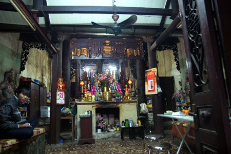 Phía sau cánh cổng khiêm tốn ở số 3 phố Nhà Thờ là một ngôi chùa đã có gần 1.000 năm tuổi: chùa Bá Đá. Theo tương truyền, chùa Bà Đá còn có tên Linh Quang tự hay Sùng Khánh tự, được thành lập từ năm Bính Thân (1056). Ngày nay chùa Bà Đá là ngôi chùa cổ nhất trong khu vực phố cổ đồng thời cũng nằm gần hồ Hoàn Kiếm nhất. Trụ sở chính Thành hội Phật giáo Hà Nội được đặt tại chùa. Trong chùa Bà Đá còn có Trường Trung cấp Phật học Hà Nội. Hằng năm, các buổi lễ của Thành hội Phật giáo Hà Nội được tổ chức tại đây. Ngày 5/1/1946, Chủ tịch Hồ Chí Minh có đến thăm chùa Bà Đá và nói chuyện với Tăng Ni, Phật tử. Trong cuộc gặp, Bác đã nói: "Việc Phật không xa rời việc thế gian, phải tham gia vào các công việc cách mạng, cứu đói, cứu dốt". Cách chùa Bà Đá khoảng 100m là chùa Lý Triều Quốc Sư, tọa lạc ở số 50 phố Lý Quốc Sư. Chùa được lập vào năm 1131 theo lệnh của vua Lý Thần Tông và mang tên Lý Triều Quốc Sư là tên của Thiền sư Minh Không (1066-1141), người đã chữa khỏi bệnh cho vua Lý Thần Tông năm 1138. Qua nhiều năm tháng đầy biến động của Thăng Long - Hà Nội, chùa Lý Triều Quốc Sư vẫn bảo tồn được di vật có giá trị lịch sử và nghệ thuật, tiêu biểu là cột trụ đá trước sân, trên đỉnh nóc an trí tượng Bồ tát Quán Thế Âm có niên đại thời Hậu Lê. Từ phố Lý Quốc Sư rẽ sang phố Hàng Bông và đi tiếp đến đầu phố Đường Thành, tại nhà số 73 là một ngôi chùa mà sự tồn tại của nó không nhiều người Hà Nội biết đến: chùa Kim Cổ. Chùa là nơi thờ thờ bà chúa Tấm - tên gọi thân thiết mà người dân dành gọi cho bà Nguyên phi Ỷ Lan tài sắc vẹn toàn. Chùa Kim Cổ cũng là một trong Thăng Long tứ quán của kinh thành xưa. Chùa Kim Cổ vốn là một quần thể kiến trúc có quy mô lớn, nhưng sau nhiều biến động lịch sử cùng sự xâm lấn của các hộ dân cư, diện tích chùa ngày nay chỉ còn gói gọn trong vài chục mét vuông. Tuy vậy, bước vào trong chùa, khách thập phương vẫn có thể cảm nhận được không khí trang nghiêm trước những ban thờ chỉnh tề nghi ngút khói hương. Toạ lạc ở số nhà 44 phố Hàng Vải, chùa chùa Thái Cam nằm cách chùa Kim Cổ khoảng 5 phút đi bộ. Theo văn bia, chùa Thái Cam được xây dựng vào năm Minh Mệnh thứ 3 (1822). Tên gốc của chùa là Tân Khai linh tự, song đã từ lâu nhân dân ở đây gọi là chùa Thái Cam vì trong chùa ngày trước có một cái giếng cổ nước rất thơm ngọt, gọi là giếng Thái Cam. Nằm cùng trục phố với chùa Thái Cam là chùa Pháp Bảo Tạng (số 44 Hàng Cót). Đây là một trong những ngôi chùa “trẻ” nhất của Hà Nội, được xây dựng trong những năm Pháp tạm chiếm (1948-1954) để bảo vệ những bản mộc in kinh Phật. Từ Hàng Cót, đâm thẳng Hàng Chai ra Hàng Lược sẽ đến chùa Vĩnh Trù, nằm ở số 59 phố Hàng Lược. Chùa ra đời từ khoảng thế kỷ 19, nằm ngay giữa chợ hoa Hàng Lược nên mỗi ngày xuân đến, trước cổng chùa lại tái hiện cảnh trên trăm hoa khoe sắc, người mua kẻ bán nhộn nhịp… Từ thời Pháp thuộc, nhiều hộ dân lấn chiếm diện tích, sinh sống ngay trong khuôn viên chùa. Tình trạng này kéo dài đến ngày nay nên không có gì ngạc nhiên trước cảnh chung đụng giữa các hộ dân với nhà chùa. Từ Hàng Lược rẽ sang phía chợ Đông Xuân một đoạn sẽ đến chùa Huyền Thiên ở số 54 phố Hàng Khoai. Chùa được khởi dựng vào thời Lý, cùng với chùa Kim Cổ là một trong tứ quán của kinh thành Thăng Long xưa. Ngày nay chùa nằm đối diện với chợ Đồng Xuân, một khu buôn bán lớn bậc nhất Hà Nội. Nhìn từ phía ngoài, chùa Huyền Thiên như bị chìm lấp bởi cảnh chợ búa tấp nập, huyên náo. Nhưng bước vào bên trong chùa, khách thập phương có thể sẽ ngạc nhiên trước một khoảng không gian hoàn toàn trái ngược, mang vẻ đẹp thanh tịnh của một ngôi chùa cổ kính. Rời chùa Huyền Thiên, đi dọc trục chính của phố cổ, cổng chùa Cầu Đông hiện ra ở số nhà 38 phố Hàng Đường. Chùa được xây dựng trước thế kỷ 15, mang tên Cầu Đông vì thời xưa chùa xây gần cầu Đông, cây cầu bắc qua sông Tô Lịch, chảy từ sông Hồng vào khu vực phố thị. Cũng như chùa Huyền Thiên, đối lập vởi cánh buôn bán nhộn nhịp bên ngoài, không gian bên trong chùa Cầu Đông rất thoáng đãng, thanh tịnh. Bước qua cổng chùa, khách thập phương có cảm giác như đã bước sang một thế giới hoàn toàn khác… Những ngôi chùa trong phố cổ