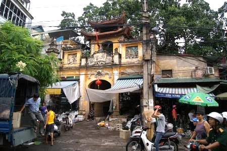 Phía sau cánh cổng khiêm tốn ở số 3 phố Nhà Thờ là một ngôi chùa đã có gần 1.000 năm tuổi: chùa Bá Đá. Theo tương truyền, chùa Bà Đá còn có tên Linh Quang tự hay Sùng Khánh tự, được thành lập từ năm Bính Thân (1056). Ngày nay chùa Bà Đá là ngôi chùa cổ nhất trong khu vực phố cổ đồng thời cũng nằm gần hồ Hoàn Kiếm nhất. Trụ sở chính Thành hội Phật giáo Hà Nội được đặt tại chùa. Trong chùa Bà Đá còn có Trường Trung cấp Phật học Hà Nội. Hằng năm, các buổi lễ của Thành hội Phật giáo Hà Nội được tổ chức tại đây. Ngày 5/1/1946, Chủ tịch Hồ Chí Minh có đến thăm chùa Bà Đá và nói chuyện với Tăng Ni, Phật tử. Trong cuộc gặp, Bác đã nói: "Việc Phật không xa rời việc thế gian, phải tham gia vào các công việc cách mạng, cứu đói, cứu dốt". Cách chùa Bà Đá khoảng 100m là chùa Lý Triều Quốc Sư, tọa lạc ở số 50 phố Lý Quốc Sư. Chùa được lập vào năm 1131 theo lệnh của vua Lý Thần Tông và mang tên Lý Triều Quốc Sư là tên của Thiền sư Minh Không (1066-1141), người đã chữa khỏi bệnh cho vua Lý Thần Tông năm 1138. Qua nhiều năm tháng đầy biến động của Thăng Long - Hà Nội, chùa Lý Triều Quốc Sư vẫn bảo tồn được di vật có giá trị lịch sử và nghệ thuật, tiêu biểu là cột trụ đá trước sân, trên đỉnh nóc an trí tượng Bồ tát Quán Thế Âm có niên đại thời Hậu Lê. Từ phố Lý Quốc Sư rẽ sang phố Hàng Bông và đi tiếp đến đầu phố Đường Thành, tại nhà số 73 là một ngôi chùa mà sự tồn tại của nó không nhiều người Hà Nội biết đến: chùa Kim Cổ. Chùa là nơi thờ thờ bà chúa Tấm - tên gọi thân thiết mà người dân dành gọi cho bà Nguyên phi Ỷ Lan tài sắc vẹn toàn. Chùa Kim Cổ cũng là một trong Thăng Long tứ quán của kinh thành xưa. Chùa Kim Cổ vốn là một quần thể kiến trúc có quy mô lớn, nhưng sau nhiều biến động lịch sử cùng sự xâm lấn của các hộ dân cư, diện tích chùa ngày nay chỉ còn gói gọn trong vài chục mét vuông. Tuy vậy, bước vào trong chùa, khách thập phương vẫn có thể cảm nhận được không khí trang nghiêm trước những ban thờ chỉnh tề nghi ngút khói hương. Toạ lạc ở số nhà 44 phố Hàng Vải, chùa chùa Thái Cam nằm cách chùa Kim Cổ khoảng 5 phút đi bộ. Theo văn bia, chùa Thái Cam được xây dựng vào năm Minh Mệnh thứ 3 (1822). Tên gốc của chùa là Tân Khai linh tự, song đã từ lâu nhân dân ở đây gọi là chùa Thái Cam vì trong chùa ngày trước có một cái giếng cổ nước rất thơm ngọt, gọi là giếng Thái Cam. Nằm cùng trục phố với chùa Thái Cam là chùa Pháp Bảo Tạng (số 44 Hàng Cót). Đây là một trong những ngôi chùa “trẻ” nhất của Hà Nội, được xây dựng trong những năm Pháp tạm chiếm (1948-1954) để bảo vệ những bản mộc in kinh Phật. Từ Hàng Cót, đâm thẳng Hàng Chai ra Hàng Lược sẽ đến chùa Vĩnh Trù, nằm ở số 59 phố Hàng Lược. Chùa ra đời từ khoảng thế kỷ 19, nằm ngay giữa chợ hoa Hàng Lược nên mỗi ngày xuân đến, trước cổng chùa lại tái hiện cảnh trên trăm hoa khoe sắc, người mua kẻ bán nhộn nhịp… Từ thời Pháp thuộc, nhiều hộ dân lấn chiếm diện tích, sinh sống ngay trong khuôn viên chùa. Tình trạng này kéo dài đến ngày nay nên không có gì ngạc nhiên trước cảnh chung đụng giữa các hộ dân với nhà chùa. Từ Hàng Lược rẽ sang phía chợ Đông Xuân một đoạn sẽ đến chùa Huyền Thiên ở số 54 phố Hàng Khoai. Chùa được khởi dựng vào thời Lý, cùng với chùa Kim Cổ là một trong tứ quán của kinh thành Thăng Long xưa. Ngày nay chùa nằm đối diện với chợ Đồng Xuân, một khu buôn bán lớn bậc nhất Hà Nội. Nhìn từ phía ngoài, chùa Huyền Thiên như bị chìm lấp bởi cảnh chợ búa tấp nập, huyên náo. Nhưng bước vào bên trong chùa, khách thập phương có thể sẽ ngạc nhiên trước một khoảng không gian hoàn toàn trái ngược, mang vẻ đẹp thanh tịnh của một ngôi chùa cổ kính. Rời chùa Huyền Thiên, đi dọc trục chính của phố cổ, cổng chùa Cầu Đông hiện ra ở số nhà 38 phố Hàng Đường. Chùa được xây dựng trước thế kỷ 15, mang tên Cầu Đông vì thời xưa chùa xây gần cầu Đông, cây cầu bắc qua sông Tô Lịch, chảy từ sông Hồng vào khu vực phố thị. Cũng như chùa Huyền Thiên, đối lập vởi cánh buôn bán nhộn nhịp bên ngoài, không gian bên trong chùa Cầu Đông rất thoáng đãng, thanh tịnh. Bước qua cổng chùa, khách thập phương có cảm giác như đã bước sang một thế giới hoàn toàn khác… Những ngôi chùa trong phố cổ