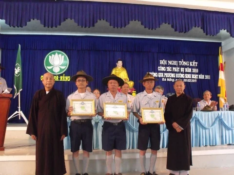 12.Ban Trị sự trao bằng tán dương công đức cho đơn vị và cá nhân xuất sắc cấp Quận Huyện.jpg