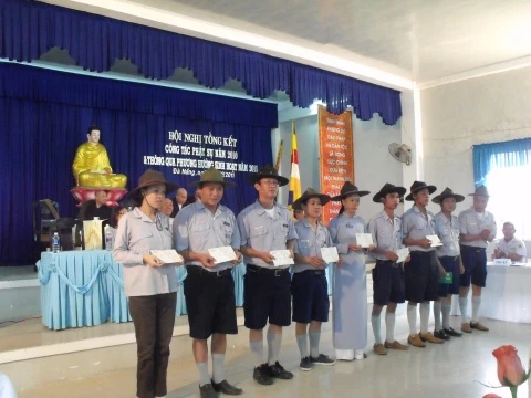 15. Trao chứng chỉ trúng cách trại Huyền Trang.jpg