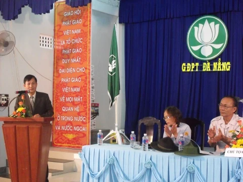 17.Ông Ngô Khôi Phó Giám Đốc sở Nội Vụ , Trưởng Ban Tôn Giáo TP Đà Nẵng phát biểu với hội nghị.jpg