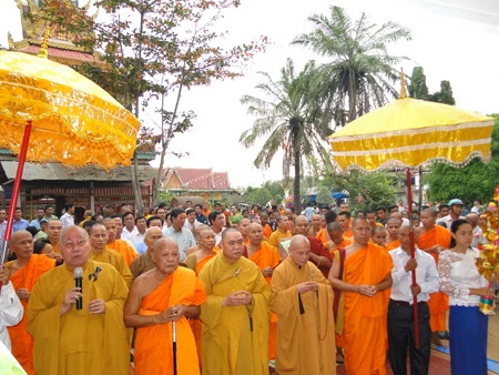 Chư Tôn đức dâng hương trước án tiền.jpg