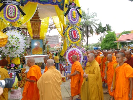 Chư Tôn đức nhiểu kim quan cố HT Quách Mến 2.jpg