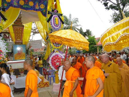 Chư Tôn đức nhiểu kim quan cố HT Quách Mến 3.jpg