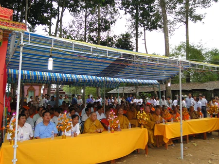 Chư Tôn đức và quý đại biểu tham dự lễ truy điệu.jpg