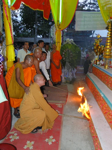 Chư Tôn đức và đại biểu châm lữa trà tỳ.jpg