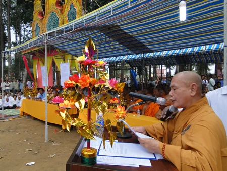 HT Thích Thiện Nhơn đọc điếu văn của TW GHPGVN.jpg