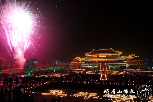 Trung Quốc: Đêm Nguyên tiêu rực rỡ đèn hoa tại núi Nga Mi ảnh 13 chuangamy 13.png