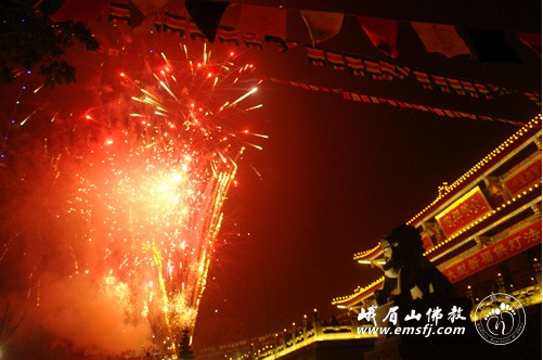 Trung Quốc: Đêm Nguyên tiêu rực rỡ đèn hoa tại núi Nga Mi ảnh 14 chuangamy 14.png