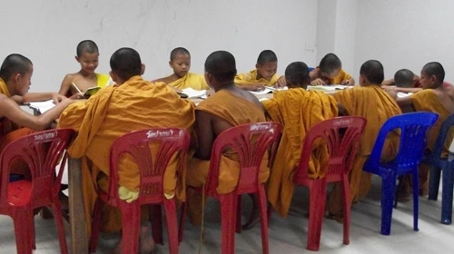 Lớp học tiếng Pali ban đêm của các chú tiểu (ảnh chụp ở tỉnh Ubon Ratchathani) - Ảnh: Tanasak