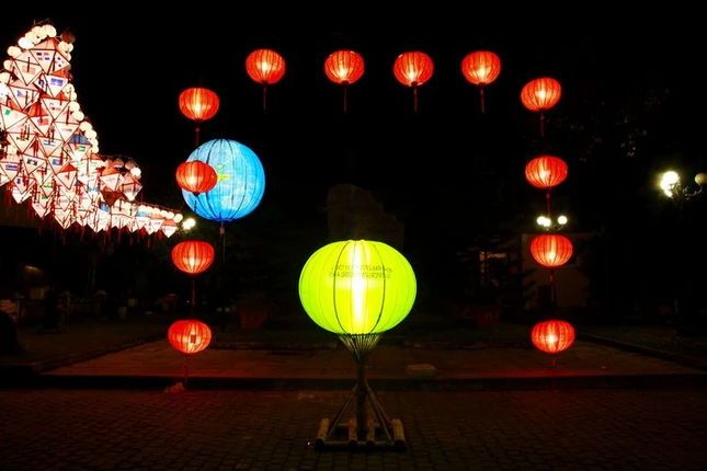 Lung linh đèn lồng phố cổ Hội An ảnh 2