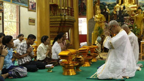 Các Naga tạ ơn sinh thành của cha mẹ, ông bà - Ảnh: Tanasak