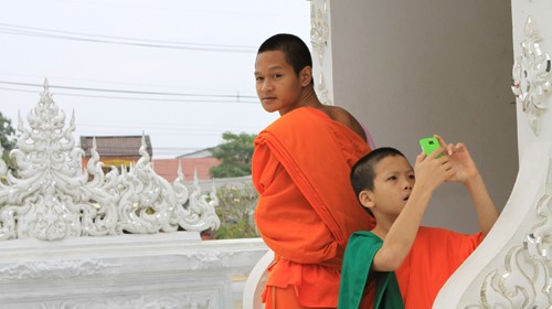 Hai chú tiểu say sưa chụp hình bằng điện thoại di động ở chùa Trắng, tỉnh Chiang Rai - Ảnh: Hồng Vân Hai chú tiểu say sưa chụp hình bằng điện thoại di động ở chùa Trắng, tỉnh Chiang Rai - Ảnh: Hồng Vân
