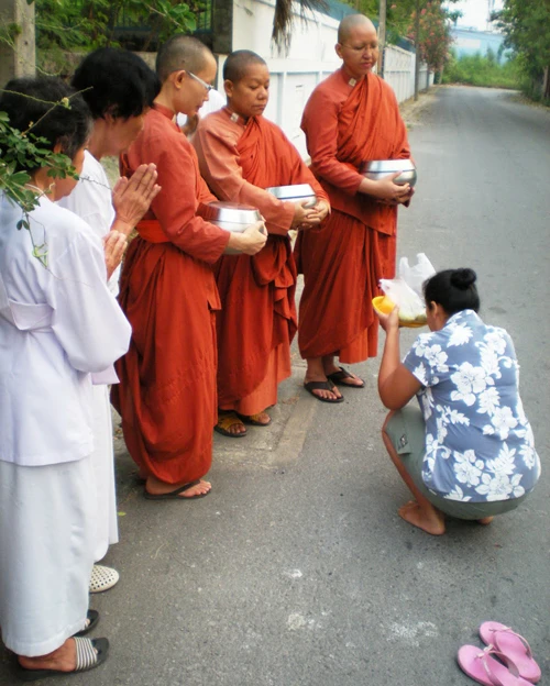 Các sư cô đã xuất hiện trên đường phố - Ảnh: Eva Pascal