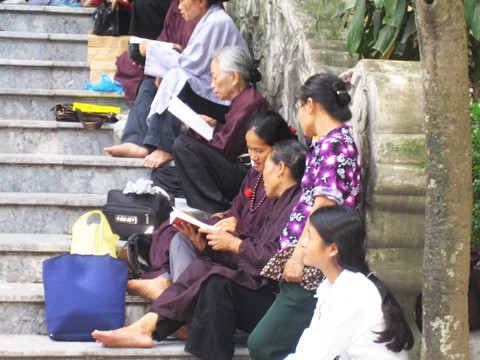Đọc kinh bên chùa Quán Sứ - Hà Nội. Ảnh: Hoàng Sơn cd252chua1.jpg