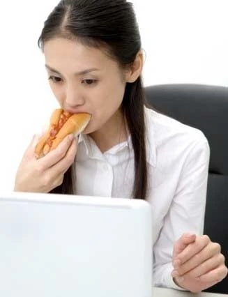 Các thói quen nơi công sở có hại cho sức khỏe ảnh 2 Các thói quen nơi công sở có hại cho sức khỏe ảnh 2