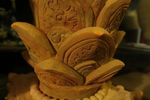 Tầng tháp gốm bằng đất nung tạo hình hoa sen thế kỉ 12 - 13