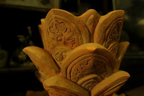 Tầng tháp gốm bằng đất nung tạo hình hoa sen thế kỉ 12 - 13