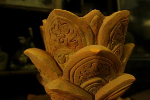 Tầng tháp gốm bằng đất nung tạo hình hoa sen thế kỉ 12 - 13