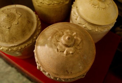 Liễn gốm cánh sen thời Lý