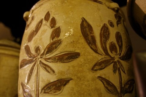 Một trong những họa tiết hoa sen tinh tế nhất của dòng gốm hoa nâu