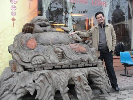 Trần Đức Thuấn và bức tượng Phật Di Lặc nguyên khối