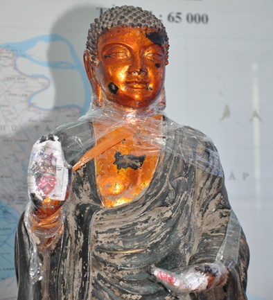 Ở vùng mặt, ngực, hai bàn tay… có màu sậm giống như bằng vàng; phần còn lại phủ sơn đen