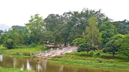 Toàn cảnh chùa Bà Đanh bên dòng sông Đáy (nhìn từ cầu Cấm Sơn) Nguồn: didulich.net