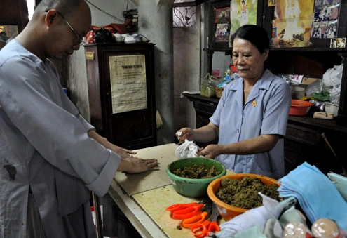 Việc đầu tiền của người bệnh khi đến khám là lấy số thứ tự sau đó ngồi chờ đến lượt được gọi vào khám. Nhà sư thăm hỏi tình hình bệnh rồi chẩn đoán để đưa ra hướng chữa trị. Những trường hợp bị bong gân, sái khớp sẽ được nắn lại sau đó cho đắp thuốc. Những trường hợp khó, bệnh nhân thậm chí phải đi chụp phim rồi đưa về cho lương y xem để quyết định cách chữa trị. Những vị trí xương quá khó vượt ngoài tầm chữa trị của nơi đây, bệnh nhân sẽ được hướng dẫn vào bệnh viện. Việc băng bó thuốc được thực hiện tại chỗ. Bệnh nhân về nhà sau khi nhận lịch tái khám. Hòa thượng Thích Thanh Sơn trực tiếp khám cho các bệnh nhân. Các loại thuốc dùng để trị bệnh vốn là thảo dược được chính nhà chùa gửi trồng ở Bình Dương, Lâm Đồng. Thuốc được pha chế theo công thức y học cổ truyền. Cả người nước ngoài cũng đến điều trị tại đây. Do khám chữa miễn phí nên số người đến khám luôn đông.