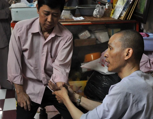 Việc đầu tiền của người bệnh khi đến khám là lấy số thứ tự sau đó ngồi chờ đến lượt được gọi vào khám. Nhà sư thăm hỏi tình hình bệnh rồi chẩn đoán để đưa ra hướng chữa trị. Những trường hợp bị bong gân, sái khớp sẽ được nắn lại sau đó cho đắp thuốc. Những trường hợp khó, bệnh nhân thậm chí phải đi chụp phim rồi đưa về cho lương y xem để quyết định cách chữa trị. Những vị trí xương quá khó vượt ngoài tầm chữa trị của nơi đây, bệnh nhân sẽ được hướng dẫn vào bệnh viện. Việc băng bó thuốc được thực hiện tại chỗ. Bệnh nhân về nhà sau khi nhận lịch tái khám. Hòa thượng Thích Thanh Sơn trực tiếp khám cho các bệnh nhân. Các loại thuốc dùng để trị bệnh vốn là thảo dược được chính nhà chùa gửi trồng ở Bình Dương, Lâm Đồng. Thuốc được pha chế theo công thức y học cổ truyền. Cả người nước ngoài cũng đến điều trị tại đây. Do khám chữa miễn phí nên số người đến khám luôn đông.