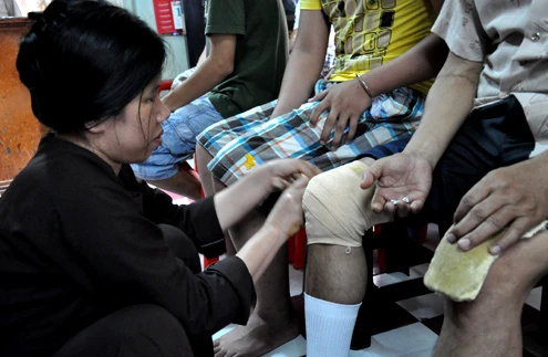 Việc đầu tiền của người bệnh khi đến khám là lấy số thứ tự sau đó ngồi chờ đến lượt được gọi vào khám. Nhà sư thăm hỏi tình hình bệnh rồi chẩn đoán để đưa ra hướng chữa trị. Những trường hợp bị bong gân, sái khớp sẽ được nắn lại sau đó cho đắp thuốc. Những trường hợp khó, bệnh nhân thậm chí phải đi chụp phim rồi đưa về cho lương y xem để quyết định cách chữa trị. Những vị trí xương quá khó vượt ngoài tầm chữa trị của nơi đây, bệnh nhân sẽ được hướng dẫn vào bệnh viện. Việc băng bó thuốc được thực hiện tại chỗ. Bệnh nhân về nhà sau khi nhận lịch tái khám. Hòa thượng Thích Thanh Sơn trực tiếp khám cho các bệnh nhân. Các loại thuốc dùng để trị bệnh vốn là thảo dược được chính nhà chùa gửi trồng ở Bình Dương, Lâm Đồng. Thuốc được pha chế theo công thức y học cổ truyền. Cả người nước ngoài cũng đến điều trị tại đây. Do khám chữa miễn phí nên số người đến khám luôn đông.