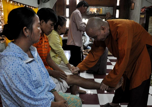 Việc đầu tiền của người bệnh khi đến khám là lấy số thứ tự sau đó ngồi chờ đến lượt được gọi vào khám. Nhà sư thăm hỏi tình hình bệnh rồi chẩn đoán để đưa ra hướng chữa trị. Những trường hợp bị bong gân, sái khớp sẽ được nắn lại sau đó cho đắp thuốc. Những trường hợp khó, bệnh nhân thậm chí phải đi chụp phim rồi đưa về cho lương y xem để quyết định cách chữa trị. Những vị trí xương quá khó vượt ngoài tầm chữa trị của nơi đây, bệnh nhân sẽ được hướng dẫn vào bệnh viện. Việc băng bó thuốc được thực hiện tại chỗ. Bệnh nhân về nhà sau khi nhận lịch tái khám. Hòa thượng Thích Thanh Sơn trực tiếp khám cho các bệnh nhân. Các loại thuốc dùng để trị bệnh vốn là thảo dược được chính nhà chùa gửi trồng ở Bình Dương, Lâm Đồng. Thuốc được pha chế theo công thức y học cổ truyền. Cả người nước ngoài cũng đến điều trị tại đây. Do khám chữa miễn phí nên số người đến khám luôn đông.