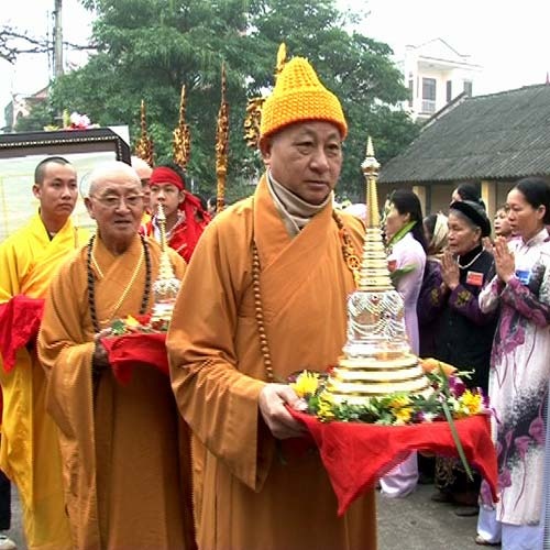 Các vị cao tăng thành kính cung rước Ngọc xá lợi Phật về chùa Diên Khánh