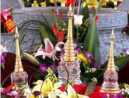 Bảy viên Ngọc xá lợi Đức Phật được lưu giữ trong 3 bảo tháp để Phật tử khắp nơi tới chùa Diên Khánh chiêm bái Đại đức Thích Chơn Phương - chủ trì chùa Viên Đình mở bảo tháp cho Phật tử chiêm bái Xá lợi Phật trước khi cung rước Cung rước Xá lợi Phật từ chùa Viên Đình