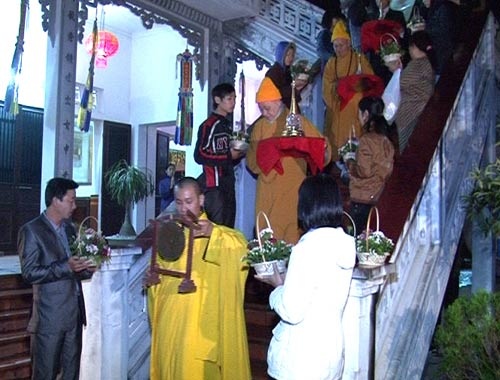 Bảy viên Ngọc xá lợi Đức Phật được lưu giữ trong 3 bảo tháp để Phật tử khắp nơi tới chùa Diên Khánh chiêm bái Đại đức Thích Chơn Phương - chủ trì chùa Viên Đình mở bảo tháp cho Phật tử chiêm bái Xá lợi Phật trước khi cung rước Cung rước Xá lợi Phật từ chùa Viên Đình