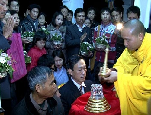 Bảy viên Ngọc xá lợi Đức Phật được lưu giữ trong 3 bảo tháp để Phật tử khắp nơi tới chùa Diên Khánh chiêm bái Đại đức Thích Chơn Phương - chủ trì chùa Viên Đình mở bảo tháp cho Phật tử chiêm bái Xá lợi Phật trước khi cung rước Cung rước Xá lợi Phật từ chùa Viên Đình