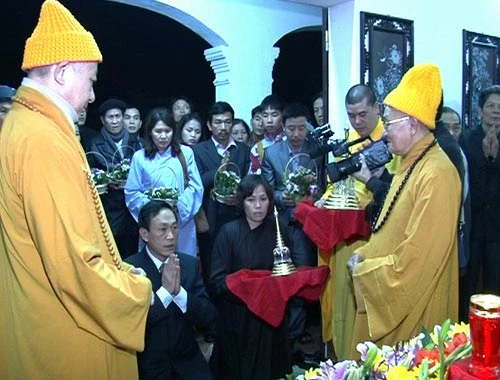 Bảy viên Ngọc xá lợi Đức Phật được lưu giữ trong 3 bảo tháp để Phật tử khắp nơi tới chùa Diên Khánh chiêm bái Đại đức Thích Chơn Phương - chủ trì chùa Viên Đình mở bảo tháp cho Phật tử chiêm bái Xá lợi Phật trước khi cung rước Cung rước Xá lợi Phật từ chùa Viên Đình