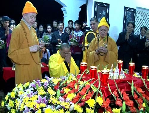 Đảnh lễ và bàn giao bằng chứng nhận Ngọc xá lợi Phật của Đức Tăng thống Myanmar cho trụ trì chùa Diên Khánh