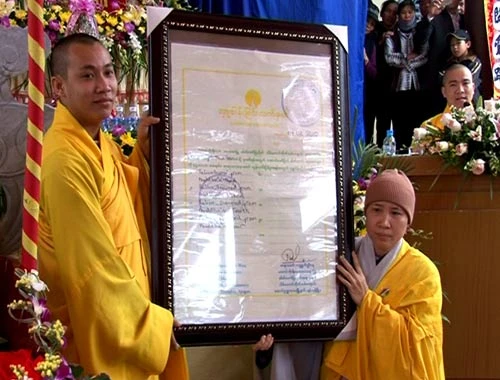 Đảnh lễ và bàn giao bằng chứng nhận Ngọc xá lợi Phật của Đức Tăng thống Myanmar cho trụ trì chùa Diên Khánh
