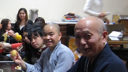 Bữa ăn tối thân mật giữa các nhà sư Nhật Bản và những người lao động, sinh viên Việt Nam từ Fukushima về lánh nạn tại chùa Nissinkutsu sau thảm họa động đất - Ảnh: Lan Phương