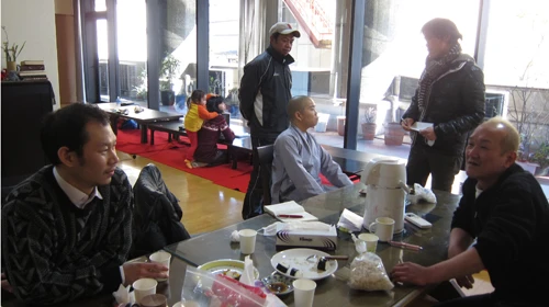 Anh Lê Quang Dũng (trái) cùng các lao động, sinh viên Việt Nam thoát chết từ sóng thần, động đất về lánh nạn tại chùa Nissinkutsu - Ảnh: Lan Phương