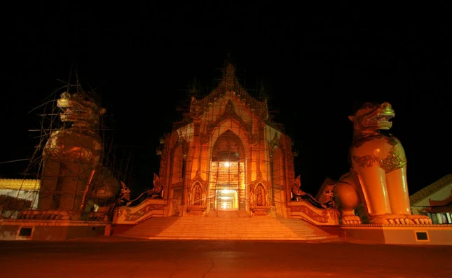 Ngắm "chùa vàng" trong đêm