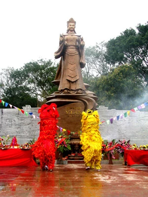 Tượng đài Thái hậu Ỷ Lan - Ảnh: Đức Nguyên