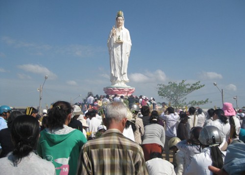 Khách thập phương chiêm bái trước tượng Phật Bà Khách thập phương chiêm bái trước tượng Phật Bà
