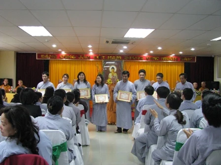 CBNV nhan bang khen trong cuoc thi tim hieu giao ly phat da.jpg